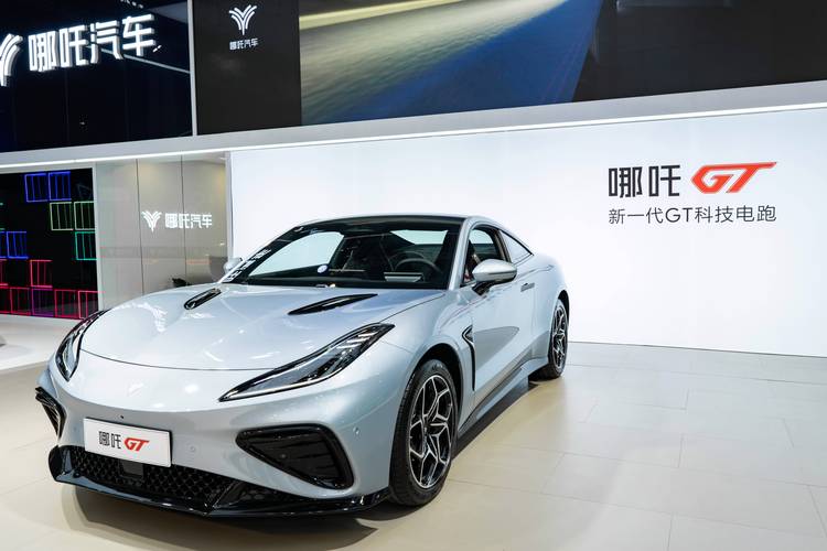 广州143哪吒汽车在智能汽车领域的表现，领途汽车在新能源汽车市场中的影响力